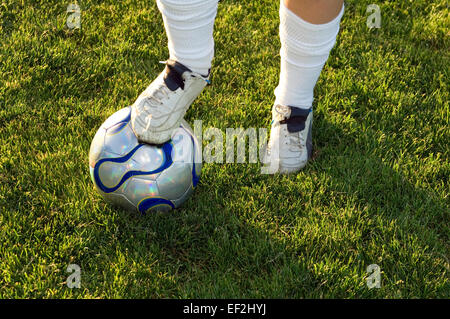Girl playing soccer Banque D'Images