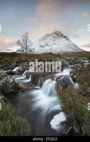 Saupoudré de neige Stob Buachaille Etive Mor Dearg, et des chutes sur la rivière Coupall, Glencoe, Ecosse Banque D'Images