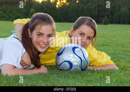 Les filles sur un terrain de soccer Banque D'Images