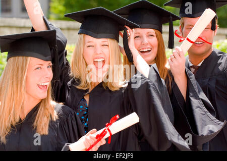 Quatre amis à la cérémonie de remise de diplômes Banque D'Images