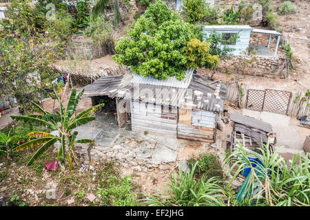 La pauvreté cubaine de vie locale : typique délabrés, cabane délabrée avec toit en tôle ondulée dans un village pauvre près de Trinidad, Cuba Banque D'Images