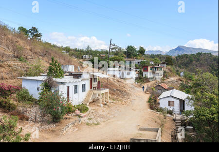 Style de vie cubain : maisons blanchies à la chaux et fermes dans un petit village pauvre accessible par un chemin non goudronné, près de Trinidad, Cuba Banque D'Images