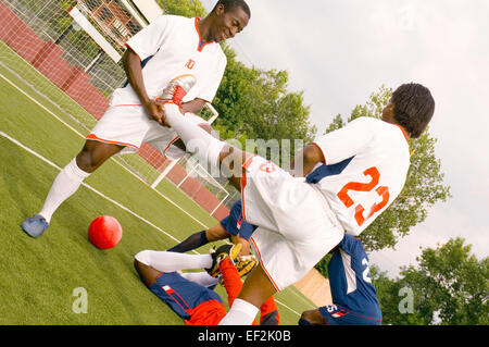 Joueurs de football de préchauffage sur terrain Banque D'Images