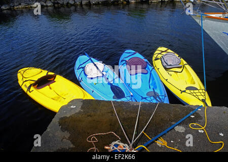 Canoës ou kayaks colorés amarrés à un quai sur le lac Derg de Tipperary, Irlande Banque D'Images