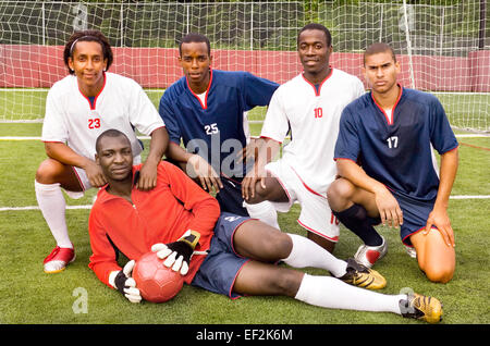 Joueurs de football sur terrain Banque D'Images