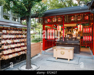 L'épargne par un autel au temple Kiyomizu-dera Banque D'Images