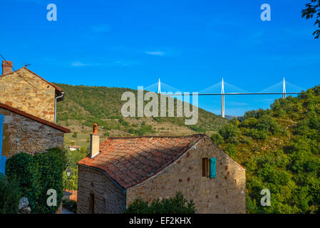 Village de Peyre sur l'immense pont de Millau en France Banque D'Images