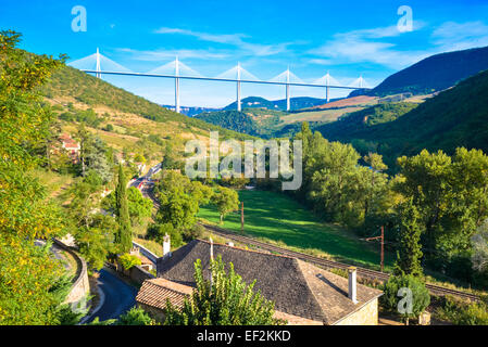 Village de Peyre sur l'immense pont de Millau en France Banque D'Images