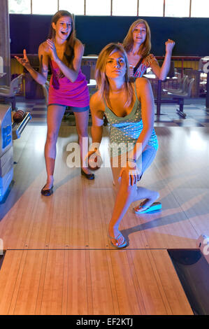 Groupe d'girl friends bowling Banque D'Images