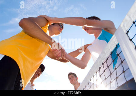 Les joueurs de tennis shaking hands Banque D'Images