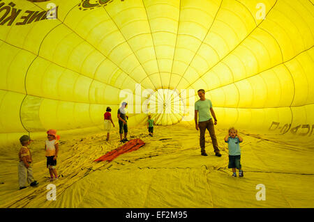 Jeune famille avec quatre enfants en s'amusant dans un ballon à air chaud comme c'est d'être poussé - Festival de l'Aérodrome de Montabaur Banque D'Images