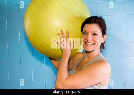 Femme en sport avec ballon pilates Banque D'Images