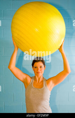 Femme en sport avec ballon pilates Banque D'Images