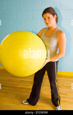 Femme en sport avec ballon pilates Banque D'Images