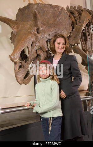 Le professeur et l'étudiant en musée par le fossile de dinosaure afficher Banque D'Images