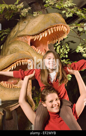 Le professeur et l'étudiant en musée par diorama de dinosaures Banque D'Images