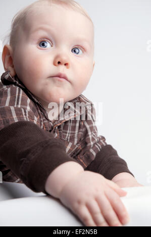 Bébé garçon de 9 mois, de sourire et de ramper Banque D'Images