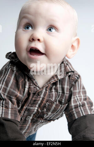 Bébé garçon de 9 mois, et souriant à la vers le haut. Banque D'Images