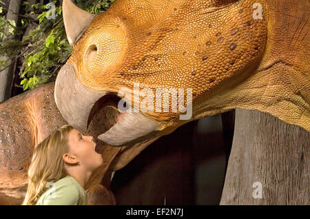 Jeune étudiant en jouant par musée diorama de dinosaures Banque D'Images