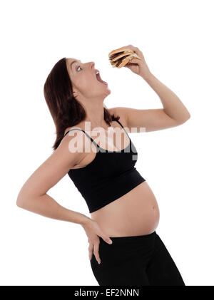 Femmes enceintes caucasian woman manger hamburger avidité studio isolé sur fond blanc