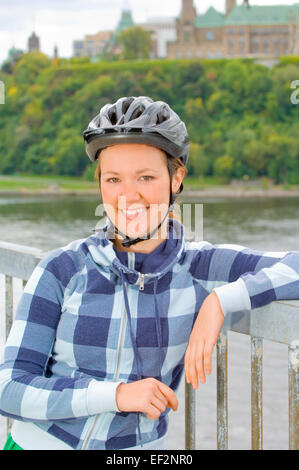 Cycliste appuyé contre une rambarde Banque D'Images