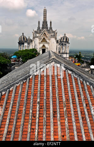 Thaïlande - vue sur un toit de tuiles sur le pic de l'ouest Khoa Wang, l'emplacement de l'un des palais de Rama IV, (Roi Mongkut). Banque D'Images