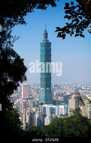 Taipei, Taiwan - Dec 30, 2014 : Vue de l'Éléphant de Taipei 101 Mt. à Taipei. Nangang District mène pour le sentier de randonnée Banque D'Images