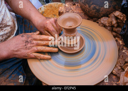 Moulage artisan potter un morceau d'argile sur un tour Banque D'Images