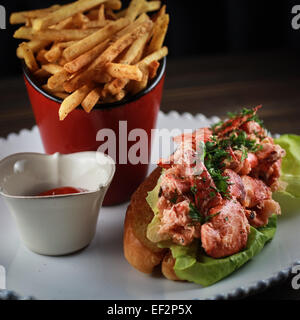 Rouleau de homard à l'un de vingt et un restaurant à North Salem, New York. Photo par Lisa Wiltse Banque D'Images