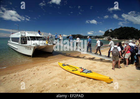 L'embarquement des passagers de Wilson Vista à Kaiteriteri, Nelson, Nouvelle-Zélande Banque D'Images