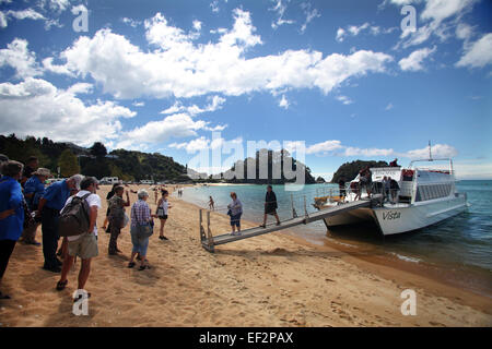 Les passagers de Wilson prépare à bord du Vista à Kaiteriteri, Nelson, Nouvelle-Zélande Banque D'Images