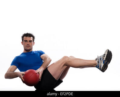 Man holding fitness ball Worrkout exercice abdominaux Posture la posture d'entraînement sur studio isolé sur fond blanc Banque D'Images