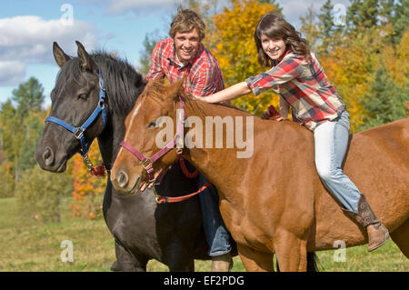 Couple assis sur des chevaux Banque D'Images