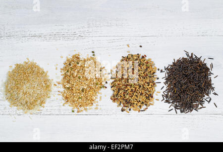 Vue de dessus de divers types de riz chacun au sein d'une pile de bois blanc sur Banque D'Images