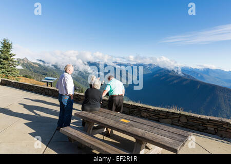 Personnes âgées touristes à l'Hurricane Ridge Visitor Centre à Olympic National Park, Washington, USA Banque D'Images