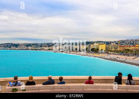 Les gens sur le boulevard avec vue sur baie de Nice en France Banque D'Images