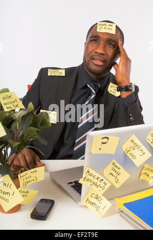 Businessman couverts dans les notes Banque D'Images