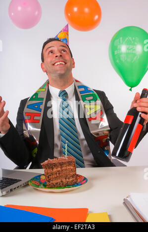 Un homme d'affaires à l'anniversaire de travail Banque D'Images