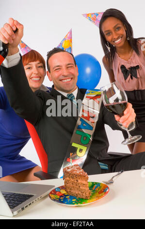 Excited businessman célébrant son anniversaire avec ses collègues Banque D'Images
