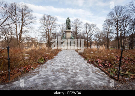 Monument de Linné . Statue en bronze de Carl Linnaeus créé par Fritjof Kjellberg, en 1885. Situé à Stockholm, Suède. Banque D'Images