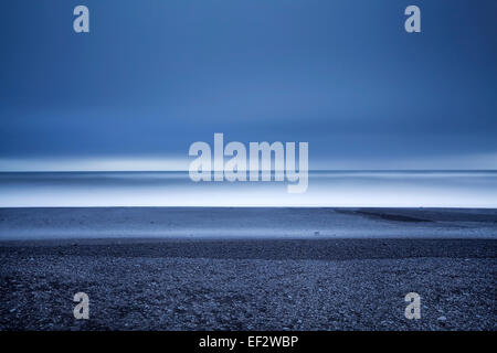 Ocean close-up, Dyrholaey, Islande. Abstract shot o vagues à longue exposition Banque D'Images
