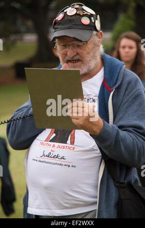 Sydney, Australie. 26 janvier 2015. Les Australiens autochtones et leurs partisans ont marché depuis le Bloc, Redfern au parc Victoria, Camperdown où ils s'est joint à l'Yabun événement. Le rallye était appelé 'jamais cédé ! On a toujours des terres autochtones seront toujours ! Invasion Day Rally'. Photo n'est Ray Jackson s'exprimant dans le parc Victoria, Camperdown à la fin du mois de mars. Il parle de la prochaine marche pour TJ Hickey et la plaque permanente qu'ils veulent mettre en place, mais où la police a refusé en raison d'un désaccord sur le libellé et qui était responsable de sa mort. Credit : Copyright © 201 Banque D'Images