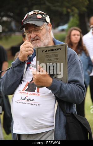 Sydney, Australie. 26 janvier 2015. Les Australiens autochtones et leurs partisans ont marché depuis le Bloc, Redfern au parc Victoria, Camperdown où ils s'est joint à l'Yabun événement. Le rallye était appelé 'jamais cédé ! On a toujours des terres autochtones seront toujours ! Invasion Day Rally'. Photo n'est Ray Jackson s'exprimant dans le parc Victoria, Camperdown à la fin du mois de mars. Il parle de la prochaine marche pour TJ Hickey et la plaque permanente qu'ils veulent mettre en place, mais où la police a refusé en raison d'un désaccord sur le libellé et qui était responsable de sa mort. Credit : Copyright © 201 Banque D'Images