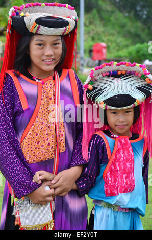 Les enfants Hmong à Doi Kiew Lom en attente le voyageur pour prendre une photo avec eux à Mae Hong Son, Thaïlande. Banque D'Images