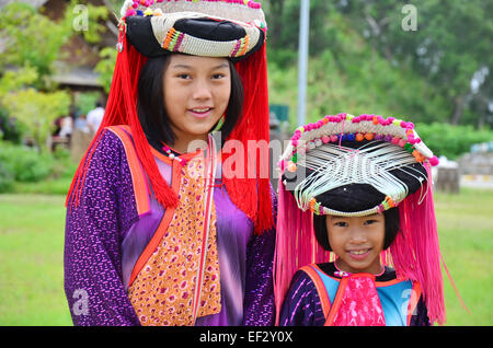 Les enfants Hmong à Doi Kiew Lom en attente le voyageur pour prendre une photo avec eux à Mae Hong Son, Thaïlande. Banque D'Images