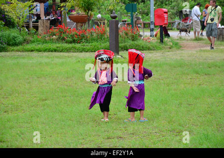 Les enfants Hmong à Doi Kiew Lom en attente le voyageur pour prendre une photo avec eux à Mae Hong Son, Thaïlande. Banque D'Images