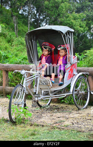 Les enfants Hmong à Doi Kiew Lom en attente le voyageur pour prendre une photo avec eux à Mae Hong Son, Thaïlande. Banque D'Images