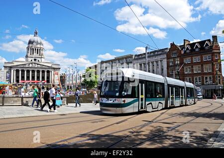 Le tramway moderne passant le Conseil Chambre également connu sous le nom de la ville située sur la place du Vieux Marché, Nottingham, Nottinghamshire, Angleterre Banque D'Images