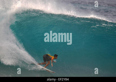 Pro-surfer brésilien, Gabriel Medina, manèges le 'pipeline' au 2014 Banzai Pipeline, Pipemasters, Ehukai Beach Park, New York Banque D'Images
