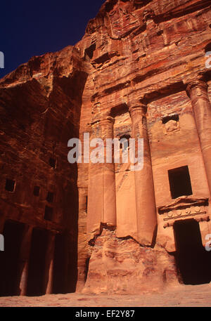 Vue extérieure de l'Urne tombe à Petra, Jordanie Banque D'Images